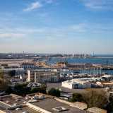 Ma soprattutto a colpirci � il magnifico panorama che si spiega davanti ai nostri occhi: la Bari che si affaccia sul mare. C�� il Porto con la colmata di Maribella in via di completamento...